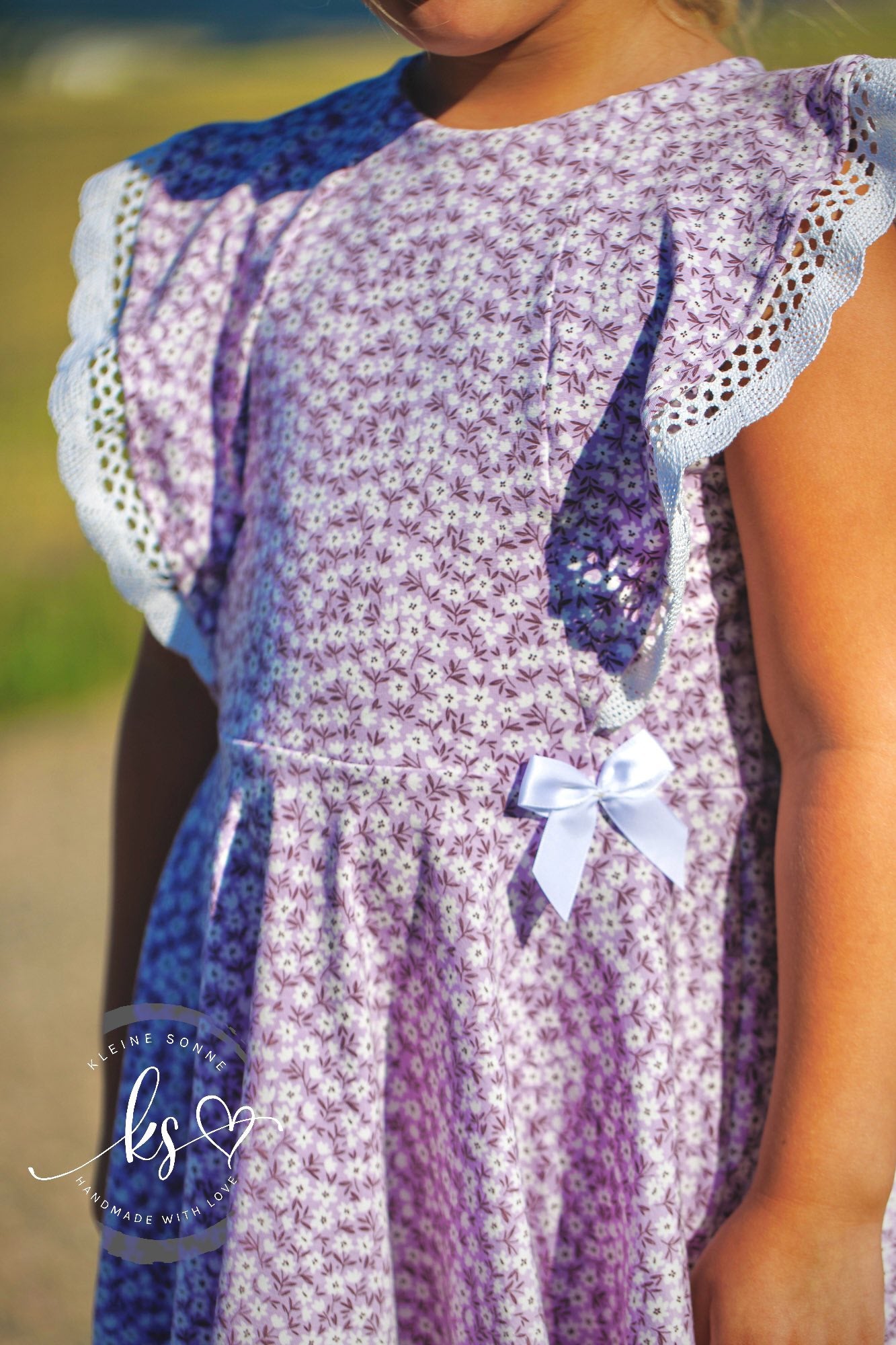 Nahaufnahme der zarten Flügelärmel vom Flügelschlag-Kleid aus Jersey mit Spitze